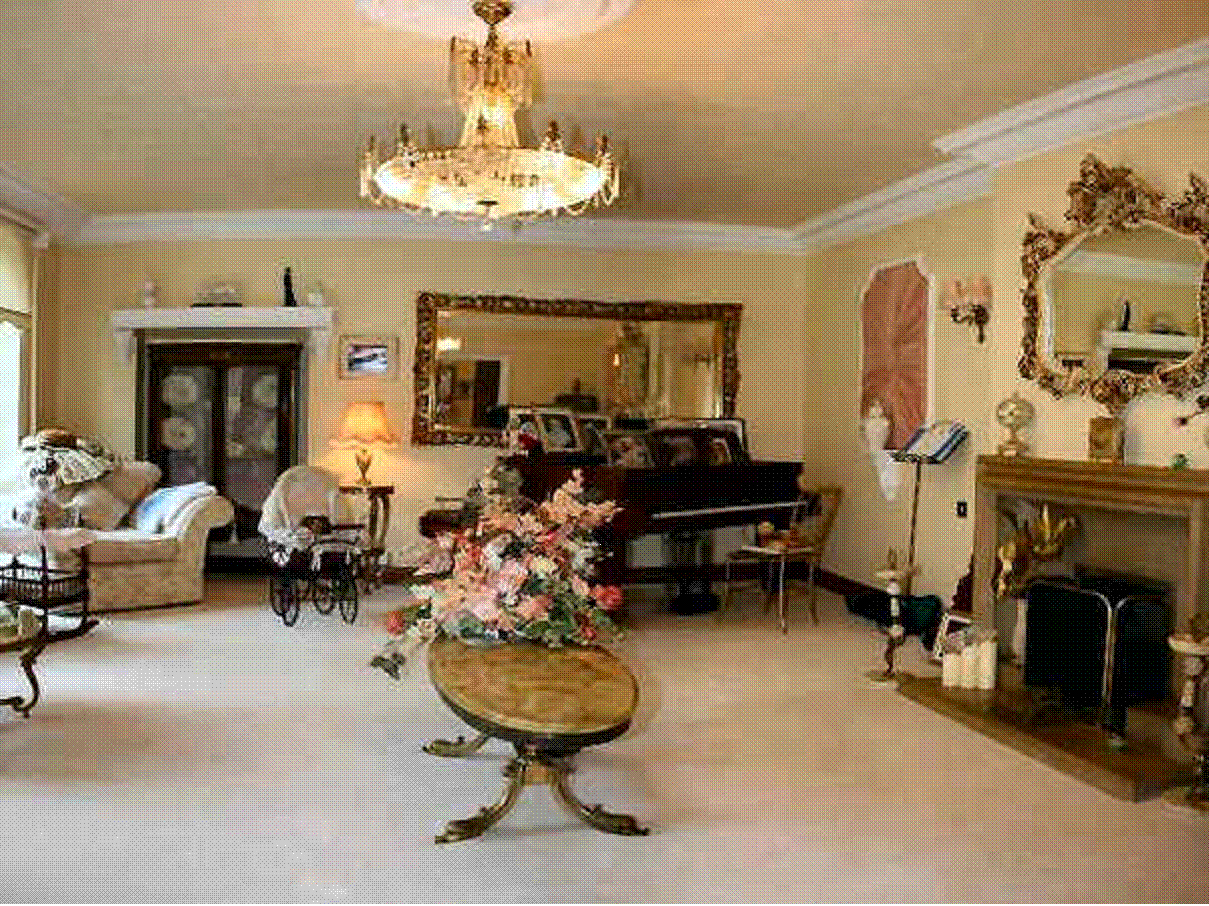 Outside "The Bumbles" when Tracy and Charlotte livedthere...